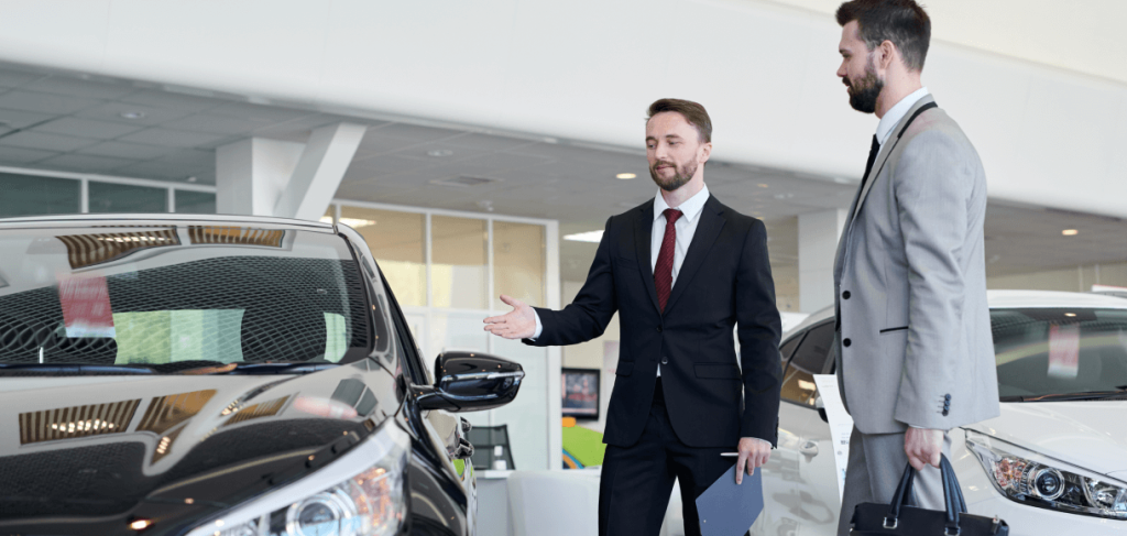 Autonostaja asiakkaan kanssa