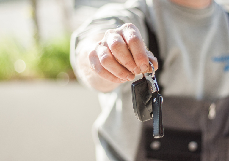 Auton avaimet ja käteinen vaihtavat omistajaa